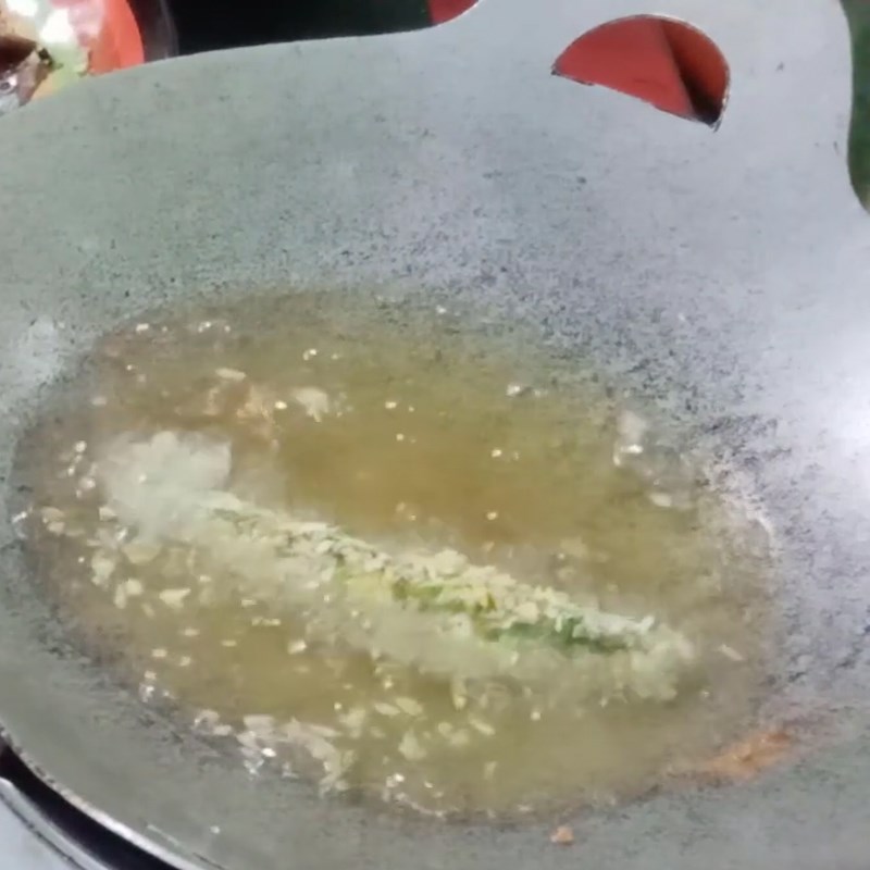 Bước 2 Nhúng cá qua bột và chiên cá Cá trứng chiên xù