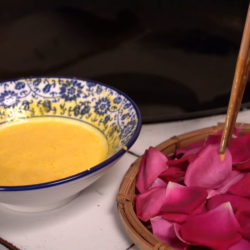 Bước 2 Nhúng cánh hoa qua hỗn hợp Hoa hồng chiên