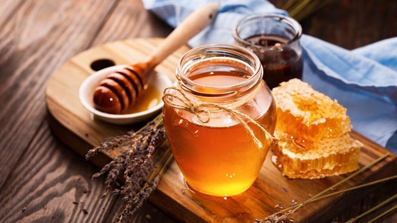 Có thể dùng thêm mật ong trộn với lòng đỏ trứng để bánh nướng có màu đẹp hơn