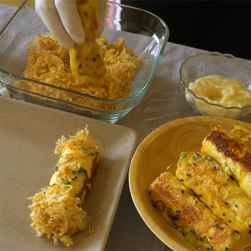 Bước 4 Nhúng và chiên bánh Sandwich cuộn chà bông