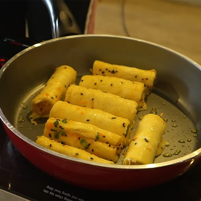 Bước 4 Nhúng và chiên bánh Sandwich cuộn chà bông
