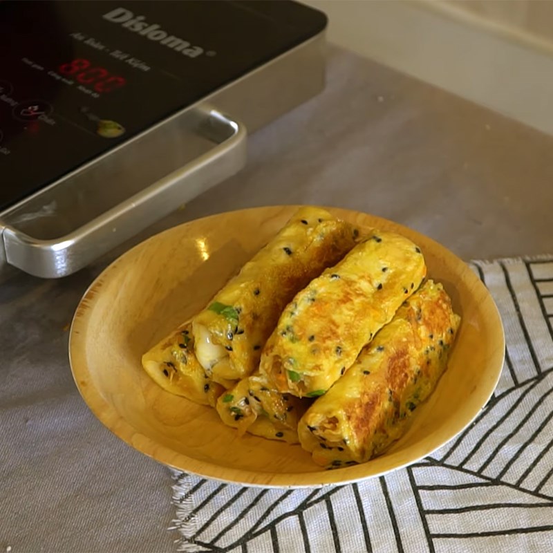 Bước 4 Nhúng và chiên bánh Sandwich cuộn chà bông