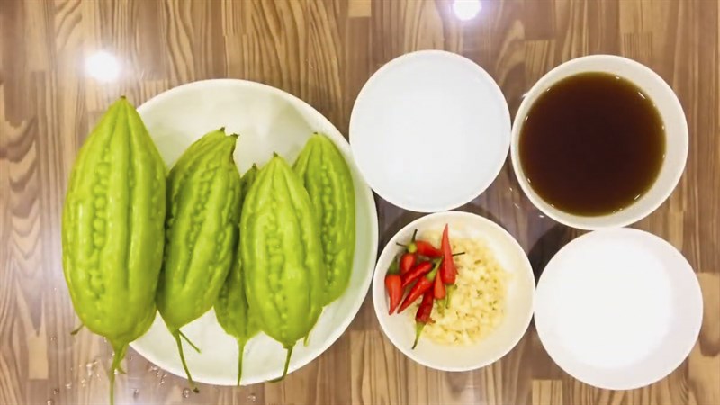 Nguyên liệu món ăn khổ qua ngâm nước mắm