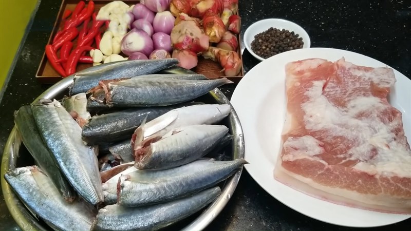 Nguyên liệu món ăn 2 cách làm cá nục kho thịt ba chỉ