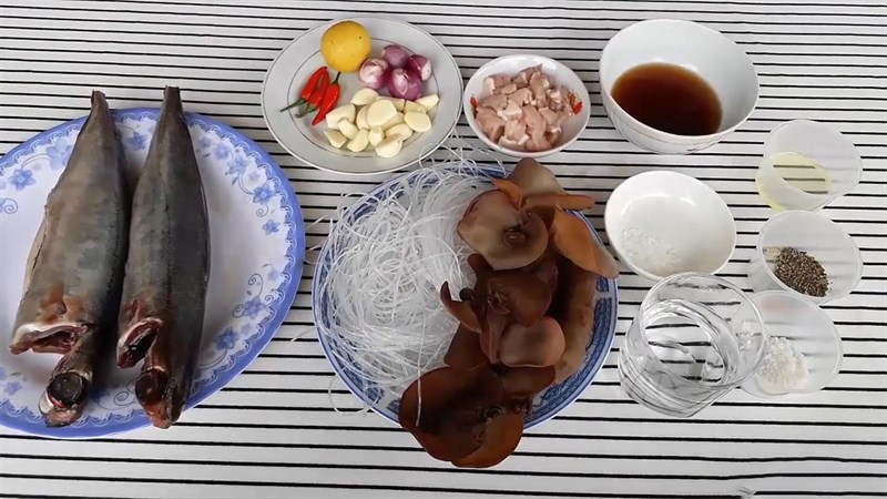 Nguyên liệu món ăn cá nục hấp cuốn bánh tráng
