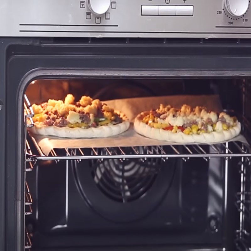 Bước 4 Nướng bánh pizza Pizza bò dứa