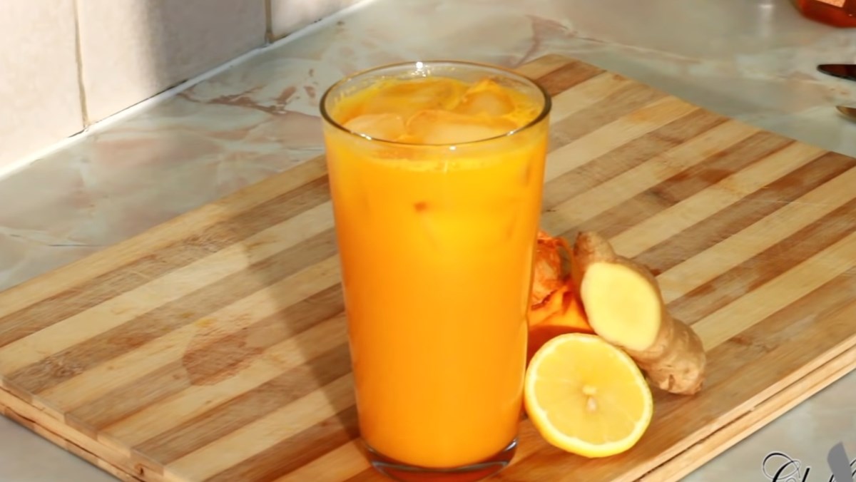 Nước ép bí đỏ với chanh và gừng