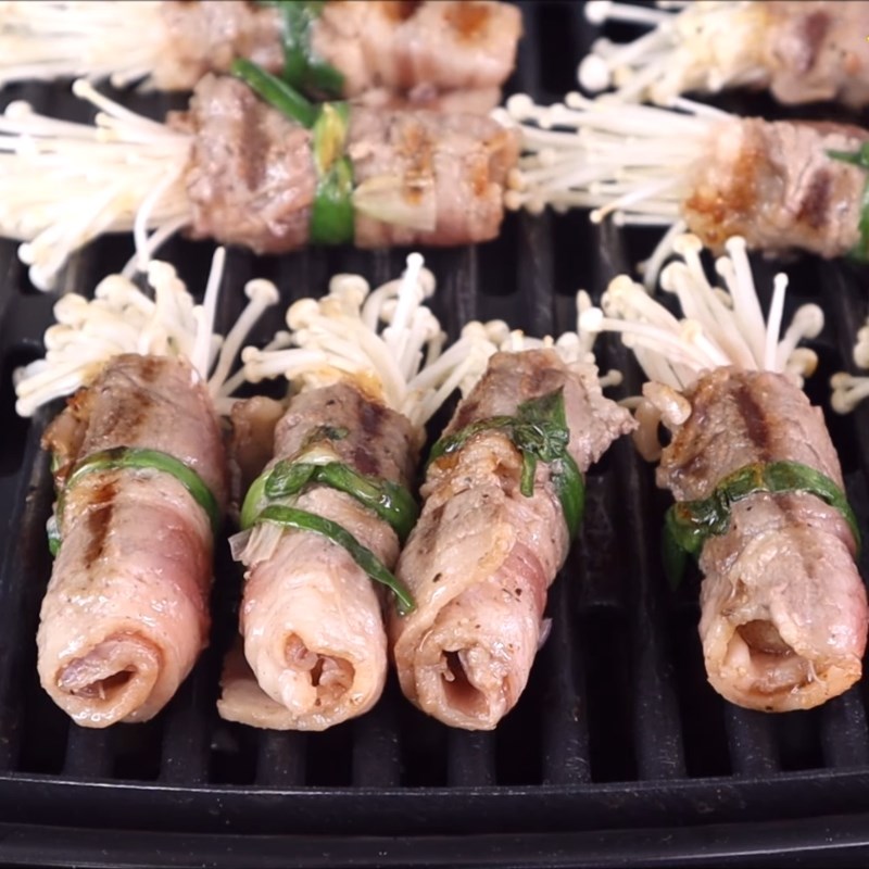 Bước 4 Nướng bò Ba chỉ bò cuộn nấm kim châm nướng