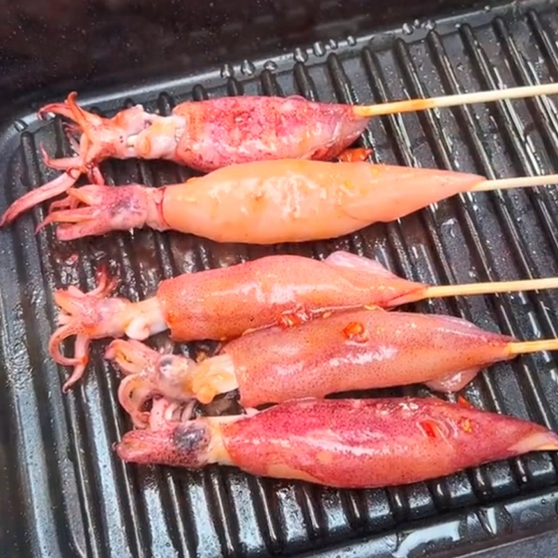 Bước 3 Nướng mực Mực nướng muối ớt (Công thức được chia sẻ từ TikTok Vào Bếp cùng Cách Nấu Ngon)