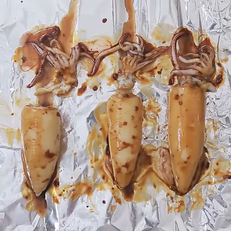 Bước 5 Nướng mực Mực nướng nhồi cơm sốt teriyaki