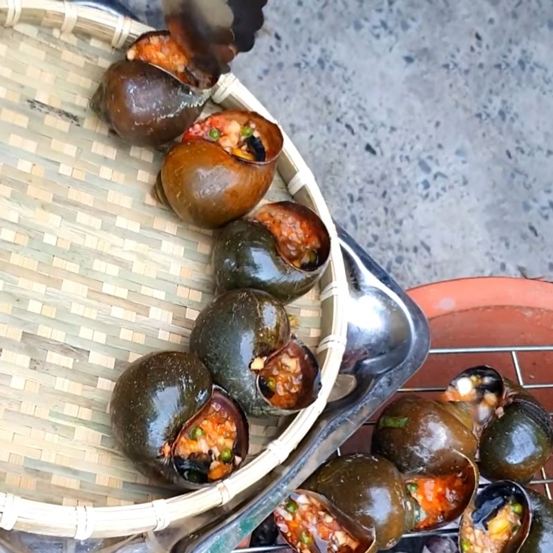 Bước 4 Nướng ốc Ốc bươu nướng tiêu xanh