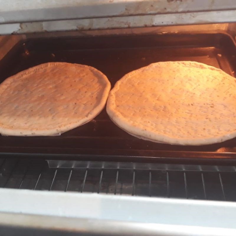 Bước 2 Nướng sơ đế bánh pizza Pizza hải sản phô mai (công thức được chia sẻ từ người dùng)