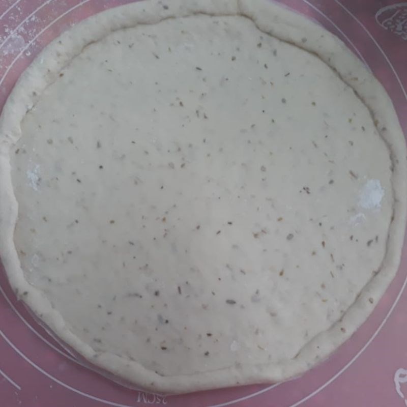 Bước 2 Nướng sơ đế bánh pizza Pizza hải sản phô mai (công thức được chia sẻ từ người dùng)