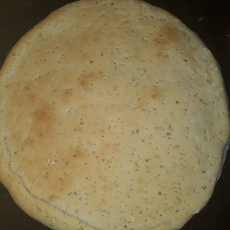 Bước 2 Nướng sơ đế bánh pizza Pizza hải sản phô mai (công thức được chia sẻ từ người dùng)