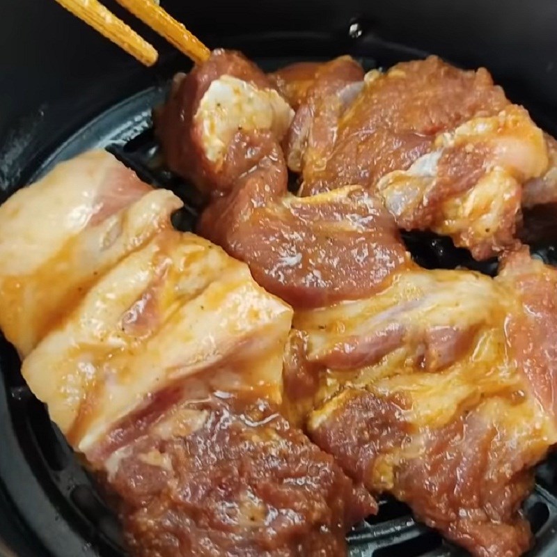 Bước 4 Nướng thịt Thịt nướng xá xíu bằng nồi chiên không dầu