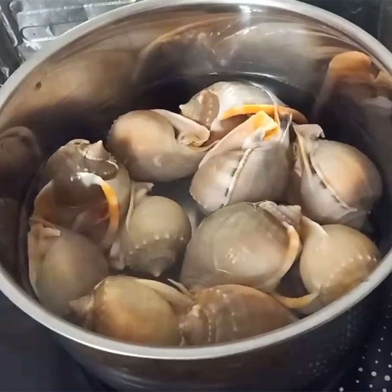 Bước 3 Luộc ốc Ốc tỏi nướng muối ớt