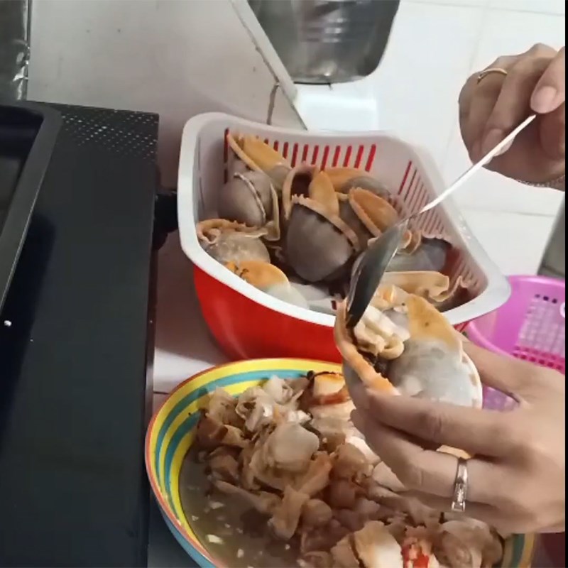 Bước 5 Sơ chế ốc đã luộc Ốc tỏi nướng muối ớt