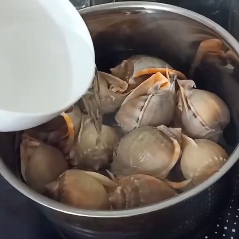 Bước 3 Luộc ốc Ốc tỏi nướng muối ớt