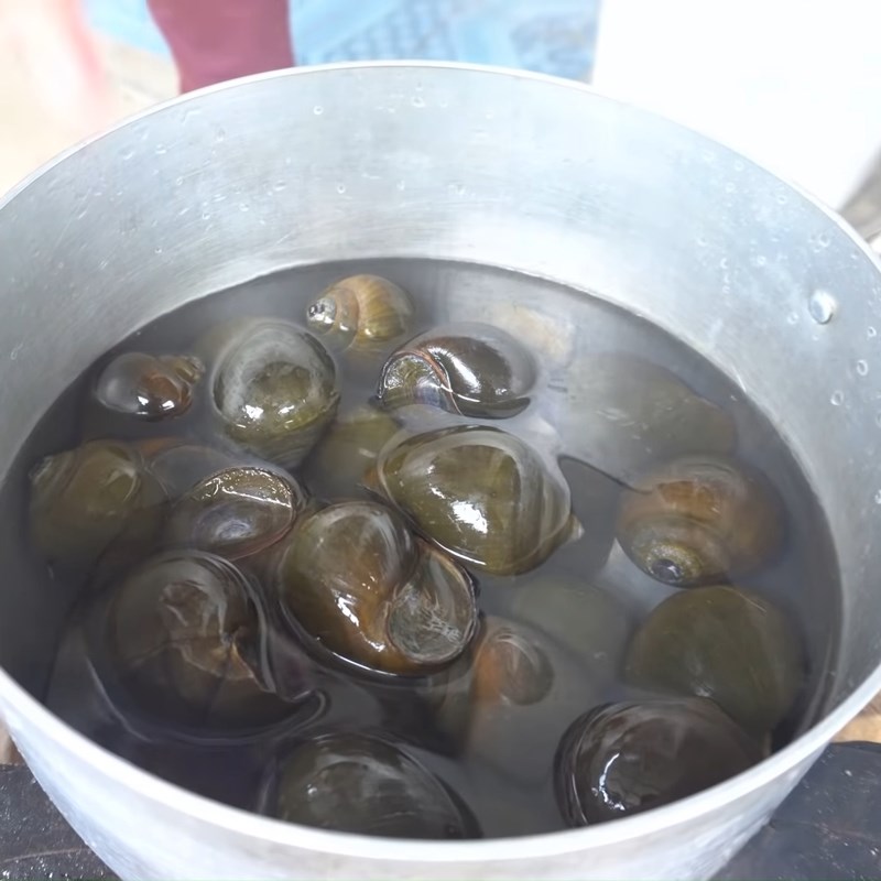 Bước 1 Sơ chế và luộc ốc bươu Ốc bươu nướng tiêu đen
