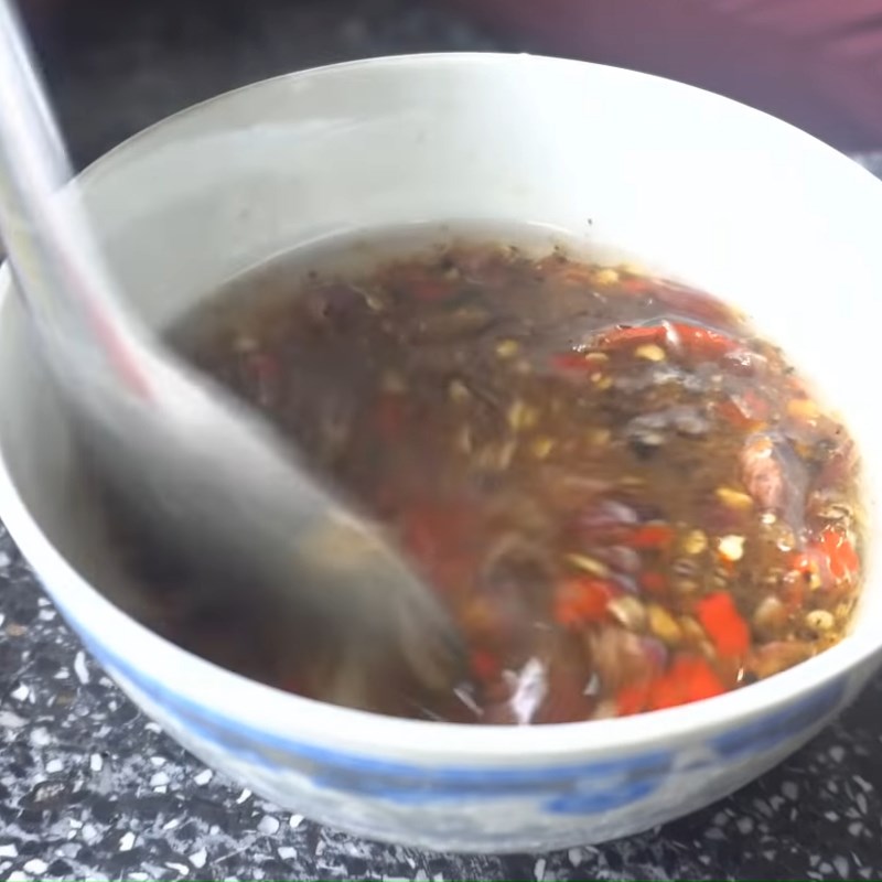 Bước 2 Pha sốt Ốc bươu nướng tiêu đen