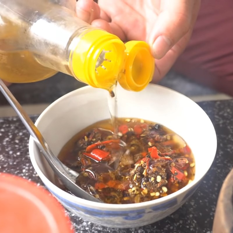 Bước 2 Pha sốt Ốc bươu nướng tiêu đen