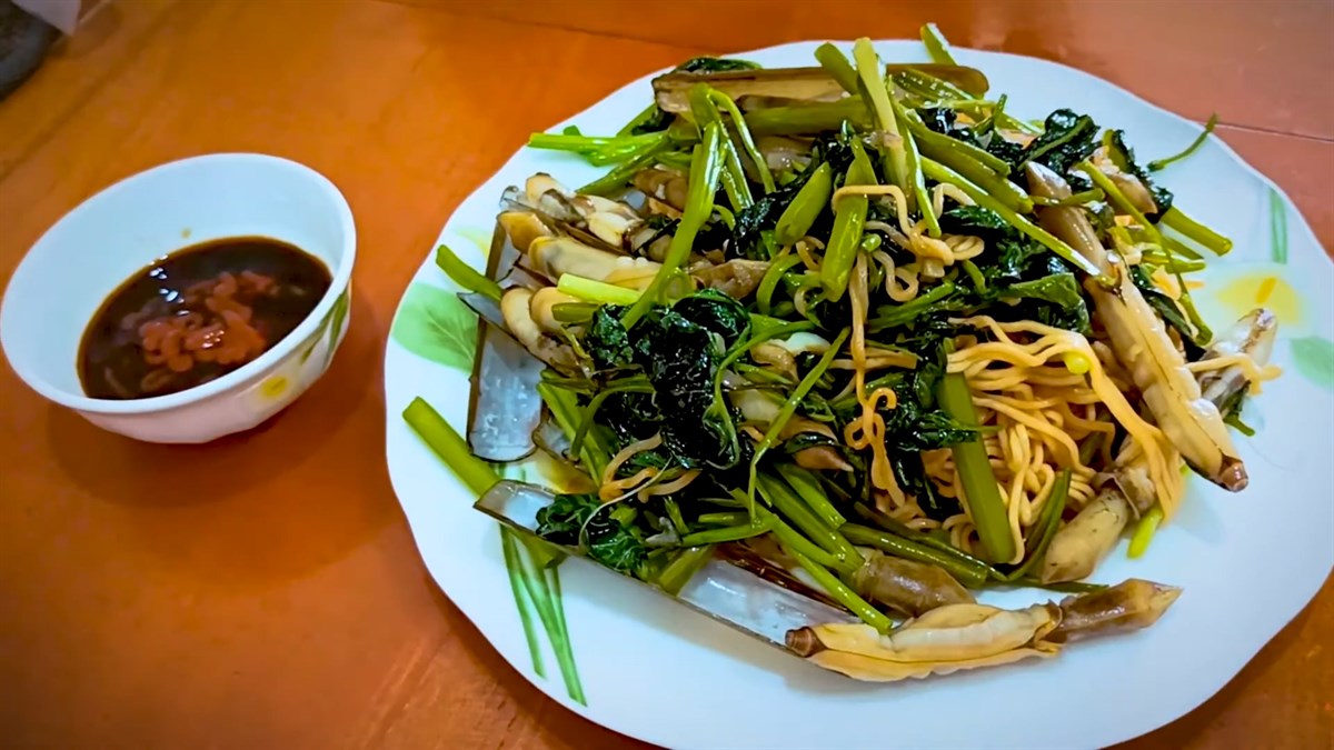 Ốc móng tay xào mì rau muống