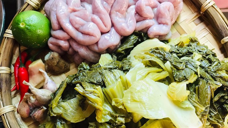 Nguyên liệu món ăn lòng heo xào cải chua (dưa cải)