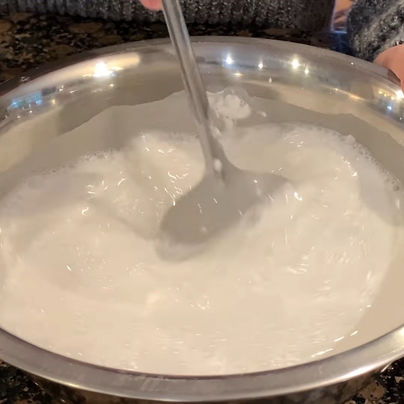Bước 1 Pha bột Bánh ướt chả lụa