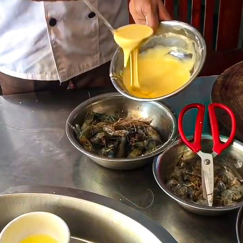 Bước 2 Pha bột Tôm chiên xù nguyên vỏ