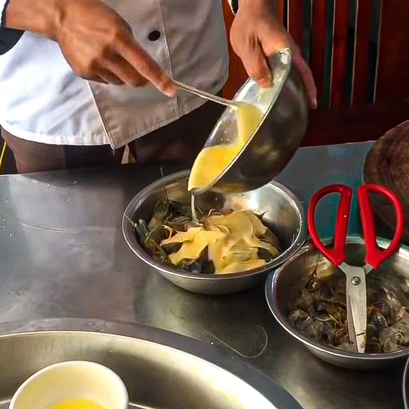 Bước 2 Pha bột Tôm chiên xù nguyên vỏ