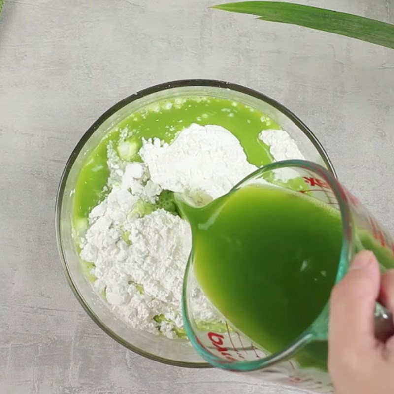 Bước 1 Pha bột bánh Bánh cuốn lá dứa nhân tôm