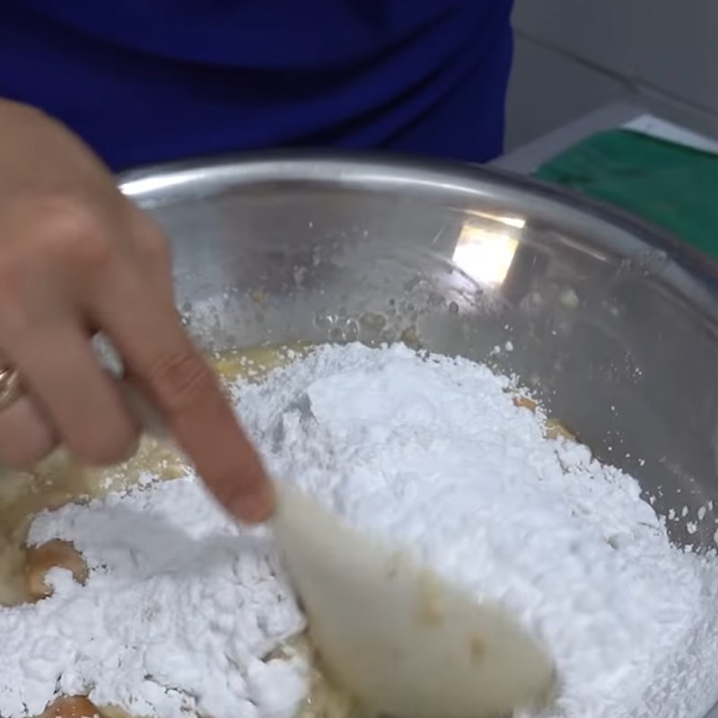 Bước 2 Pha bột bánh Bánh chuối nướng bằng chảo chống dính