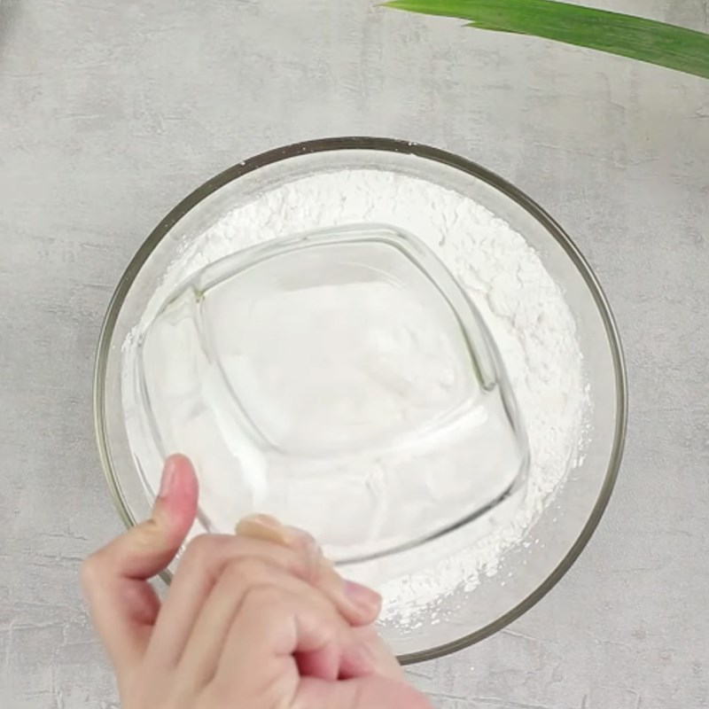 Bước 1 Pha bột bánh Bánh cuốn lá dứa nhân tôm