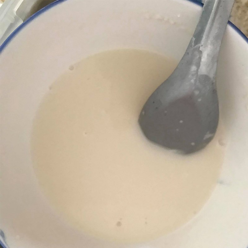 Bước 3 Pha bột chiên giòn Bánh sữa tươi chiên giòn