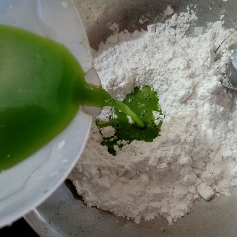 Bước 3 Pha bột làm bánh da lợn Bánh da lợn