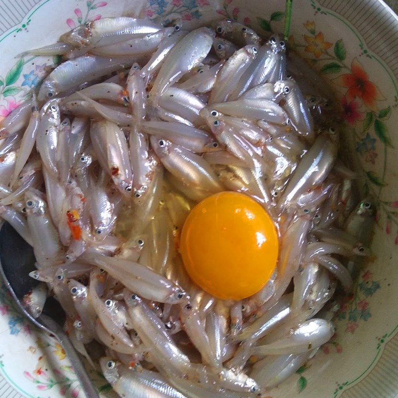 Bước 2 Pha bột và chiên hỗn hợp cá cơm Cá cơm chiên bột cuốn bánh tráng rau sống