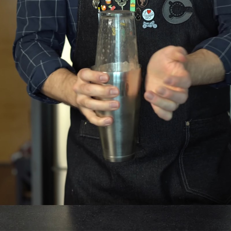 Bước 2 Pha cocktail dâu chanh Cocktail dâu tây chanh