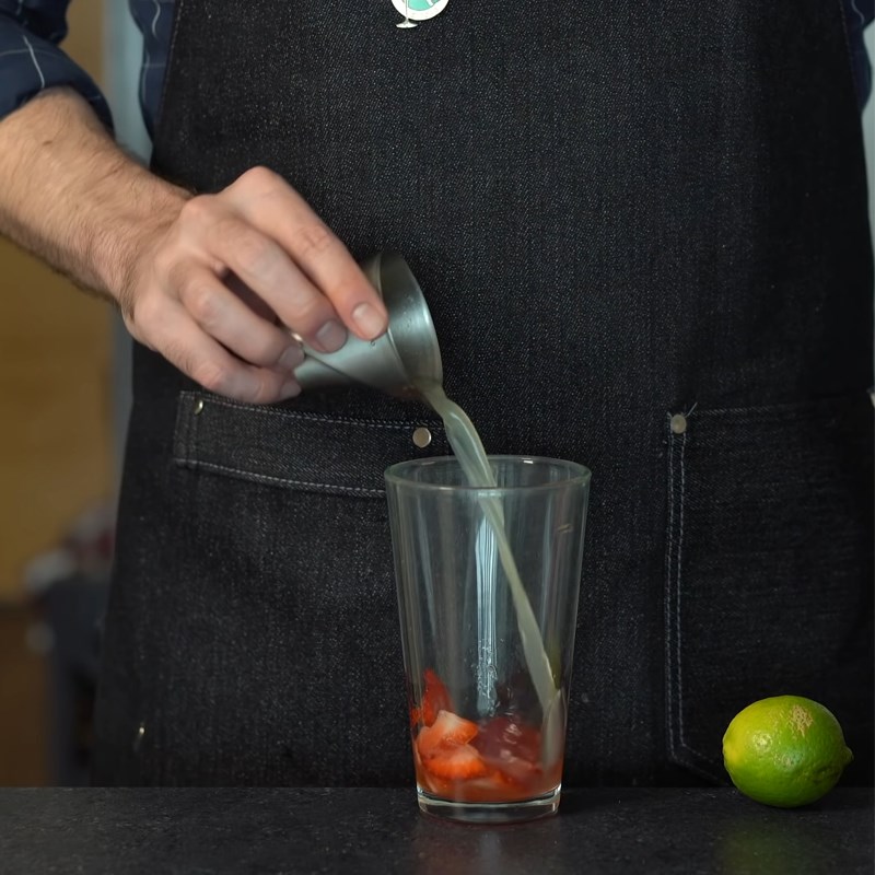 Bước 2 Pha cocktail dâu chanh Cocktail dâu tây chanh