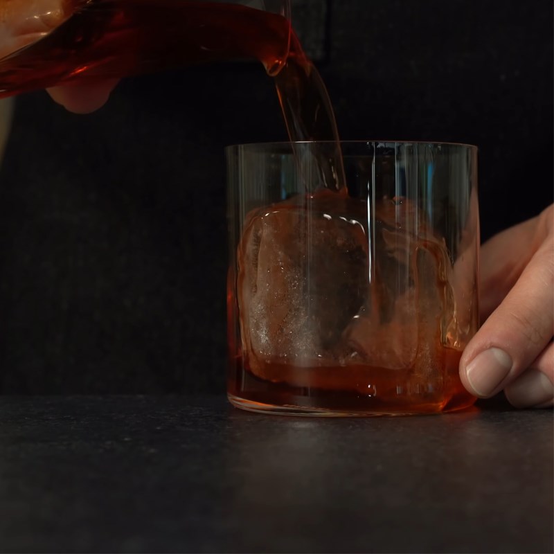 Bước 2 Pha cocktail dâu tây Negroni Cocktail dâu tây Negroni