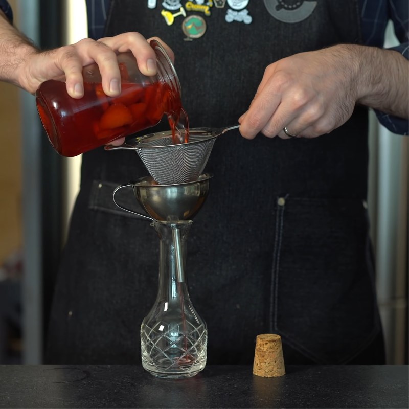 Bước 2 Pha cocktail dâu tây Negroni Cocktail dâu tây Negroni