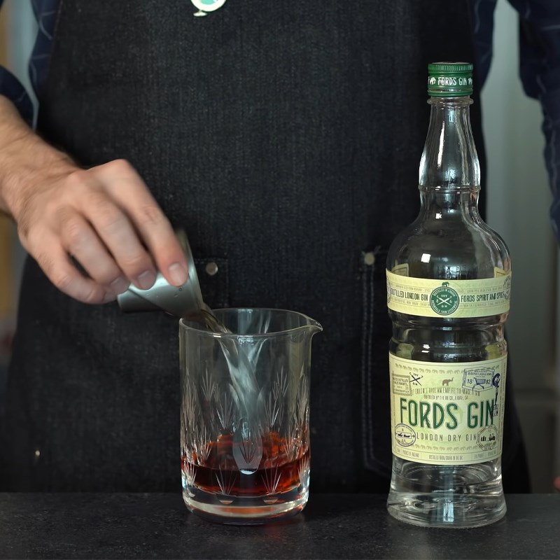 Bước 2 Pha cocktail dâu tây Negroni Cocktail dâu tây Negroni