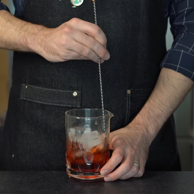 Bước 2 Pha cocktail dâu tây Negroni Cocktail dâu tây Negroni