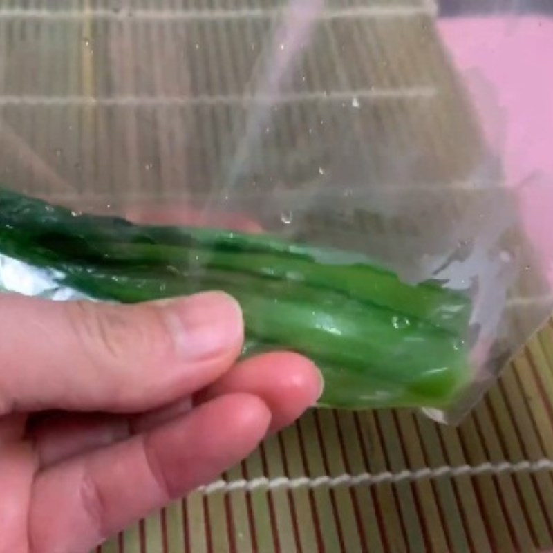 Bước 1 Pha giấm và muối cải bó xôi Sushi xúc xích hình hoa đào