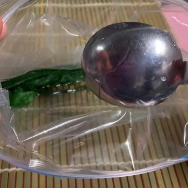 Bước 1 Pha giấm và muối cải bó xôi Sushi xúc xích hình hoa đào