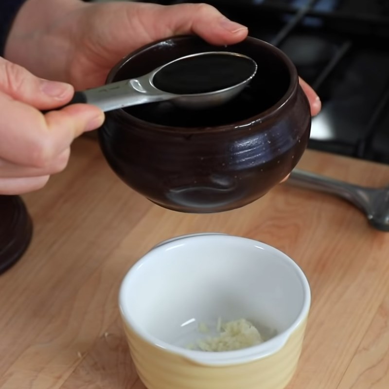 Bước 3 Pha hỗn hợp gia vị Canh đuôi bò Hàn Quốc