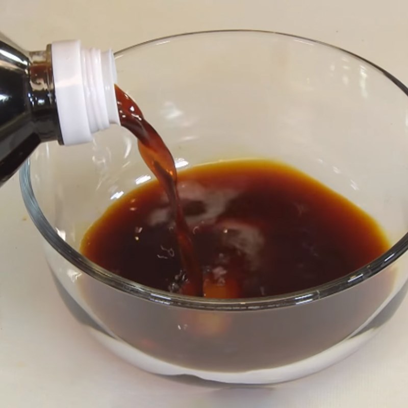 Bước 4 Pha hỗn hợp nước kho Xơ mít kho sả ớt