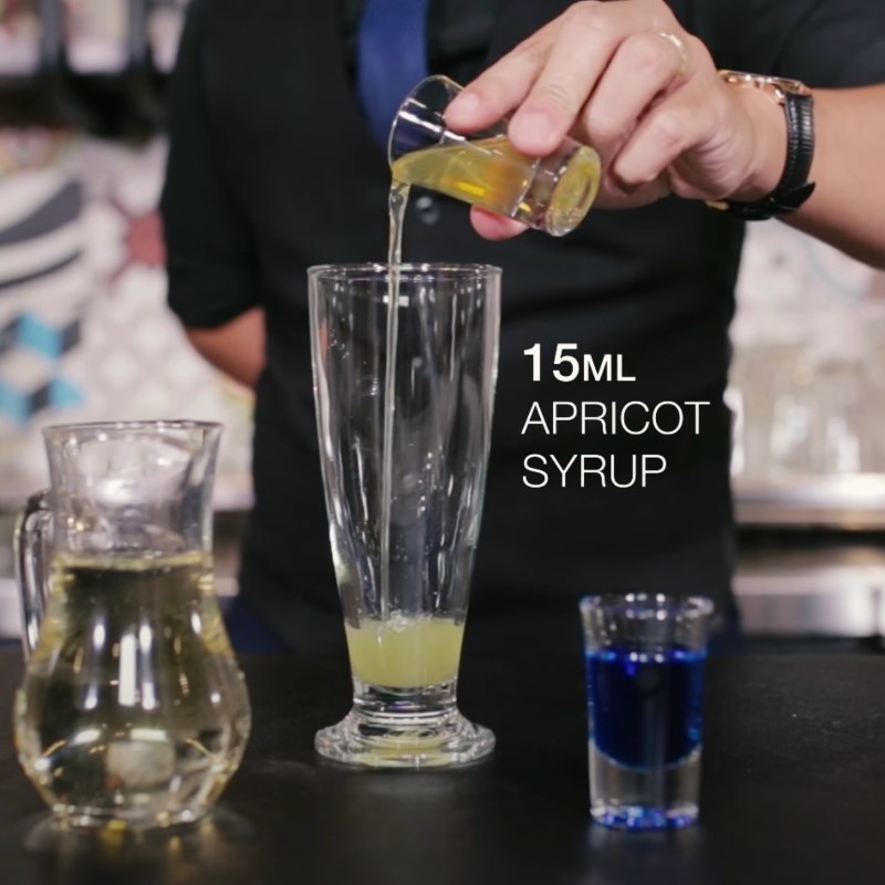 Bước 1 Pha hỗn hợp siro Soda Blue Ocean