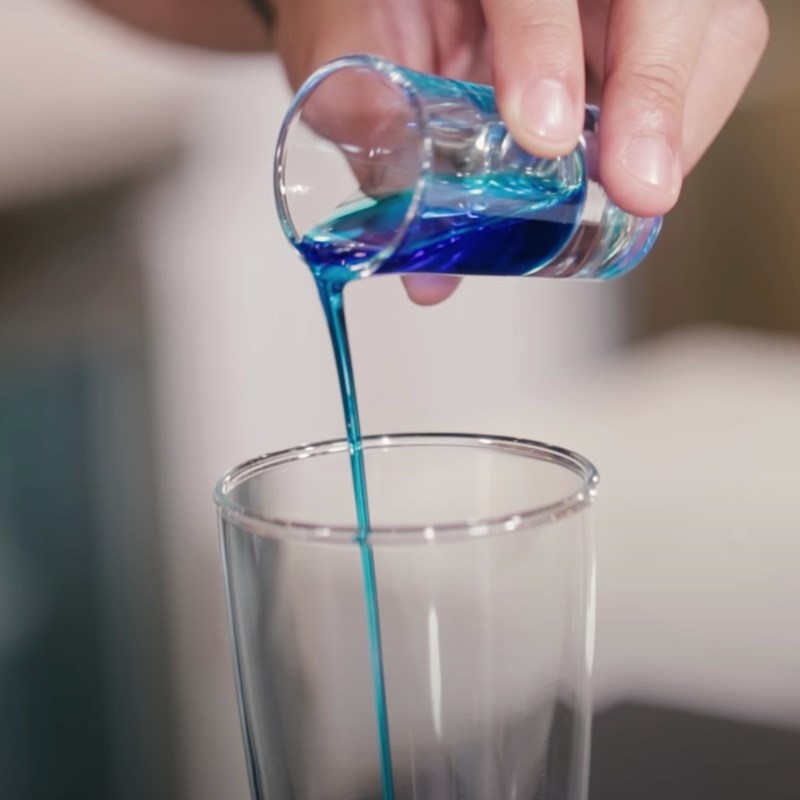 Bước 1 Pha hỗn hợp siro Soda Blue Ocean