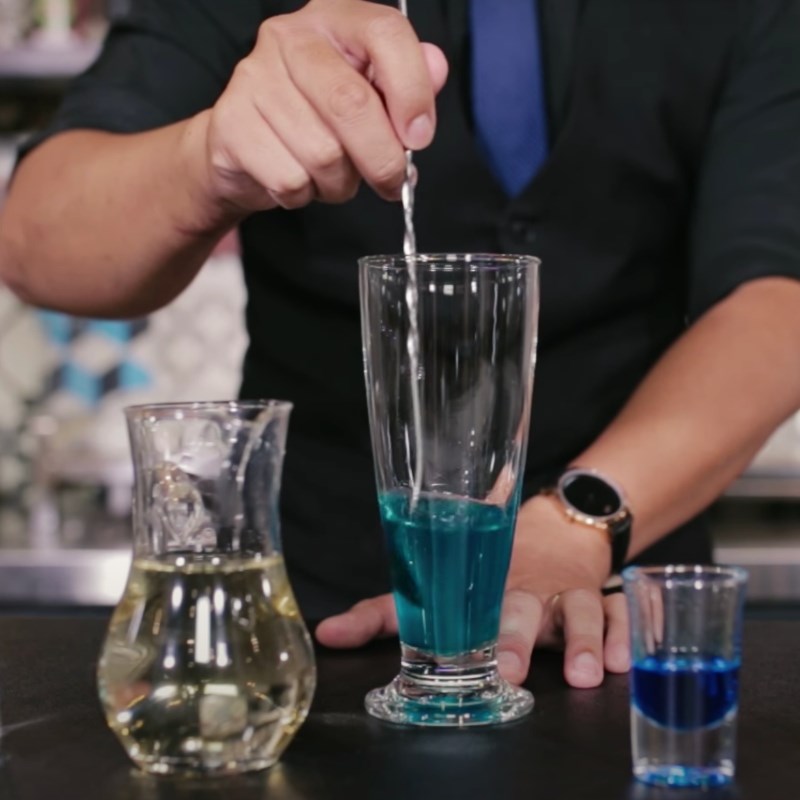 Bước 1 Pha hỗn hợp siro Soda Blue Ocean