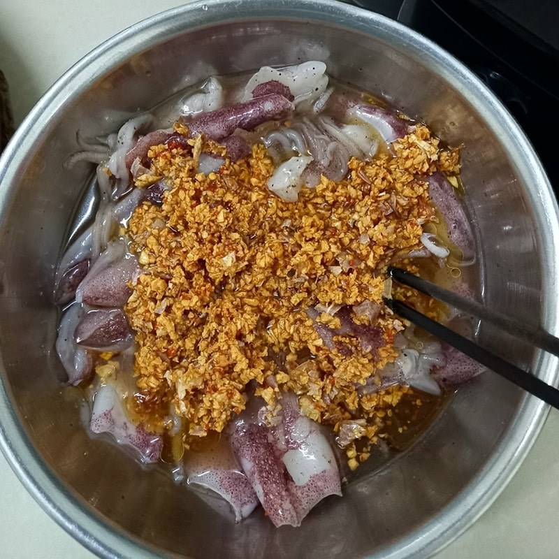 Bước 3 Ướp mực Mực nướng sa tế